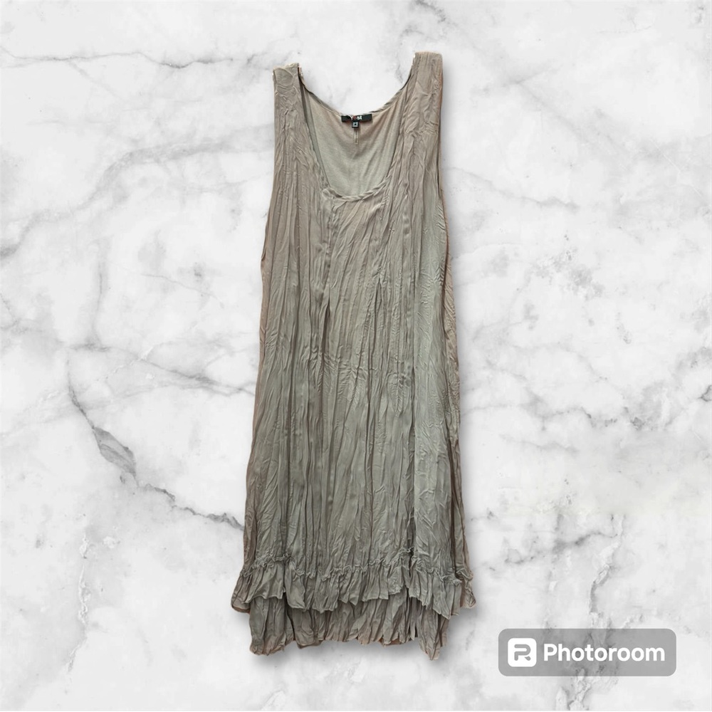 This is a beautiful Yest midi dress in a size 6/8.